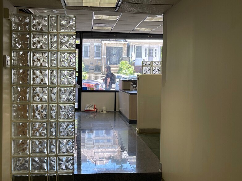 2911 Ditmars Blvd, Astoria, NY 11105