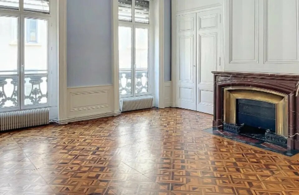 Office in Lyon for sale Interior Photo- Image 1 of 12