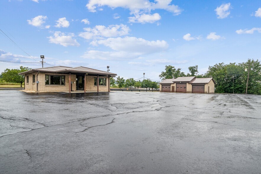 123 Crossroads Rd, Scottdale, PA for sale - Primary Photo - Image 1 of 27