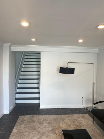 5 First Ave, Huntington Station, NY for sale - Lobby - Image 1 of 1