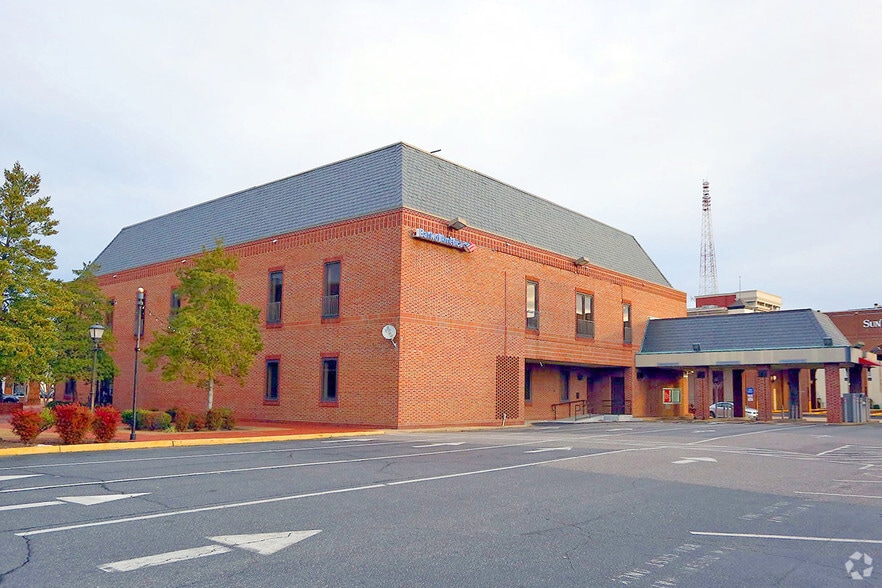 1 W Queens Way, Hampton, VA for sale - Primary Photo - Image 1 of 2