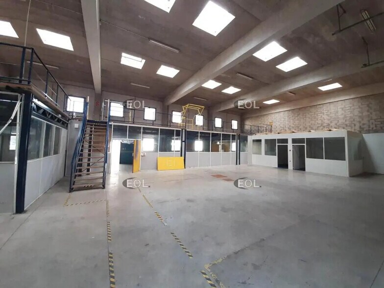 Flex in Vert for lease - Interior Photo - Image 2 of 3