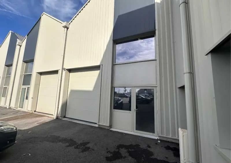 Office in Genas for lease - Building Photo - Image 3 of 5