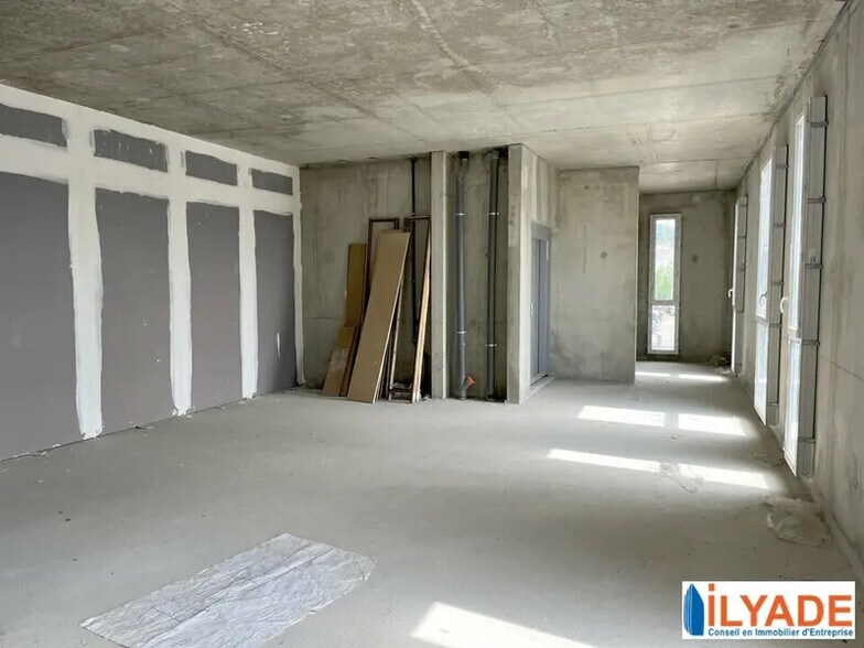 Retail in Manosque for sale - Interior Photo - Image 3 of 10