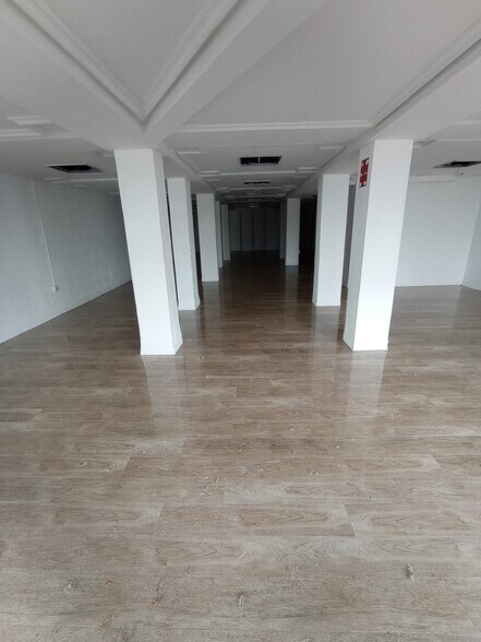 Retail in Cáceres for lease - Building Photo - Image 3 of 18