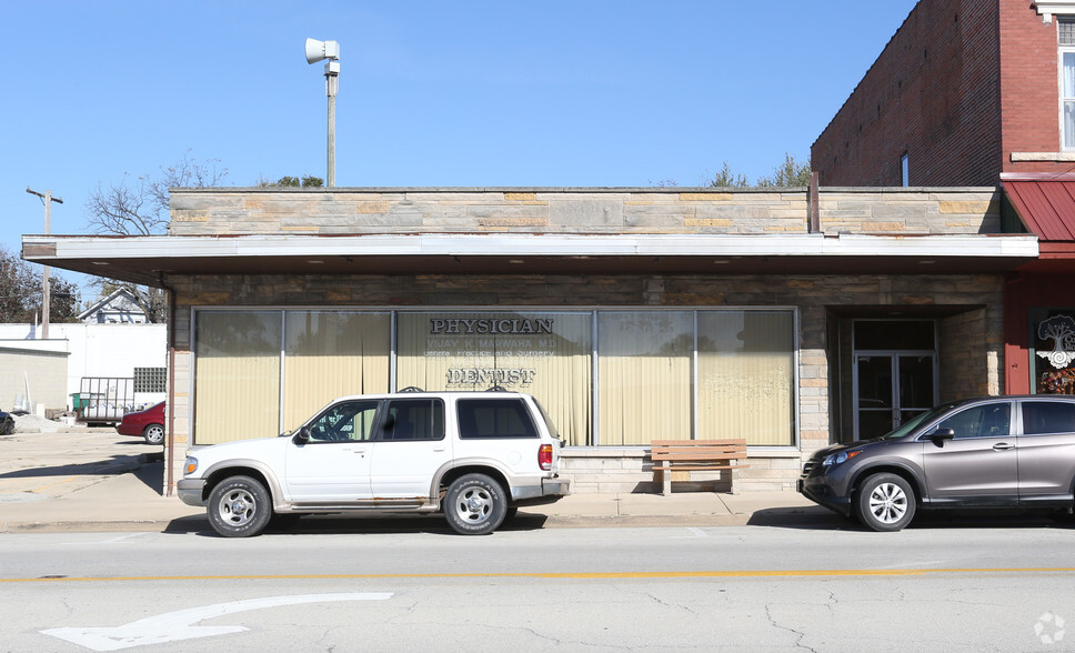 142 W Lincoln Ave, Hinckley, IL for sale - Building Photo - Image 1 of 1