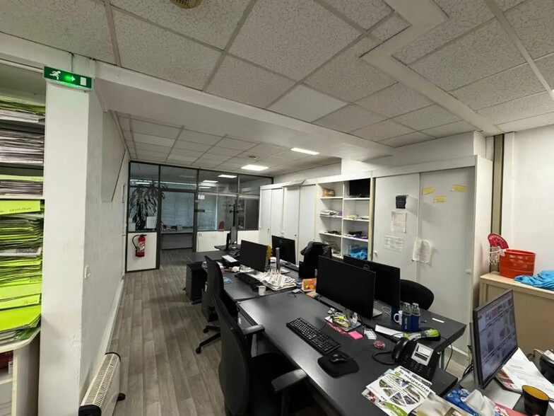 Office in Versailles for lease - Interior Photo - Image 2 of 12