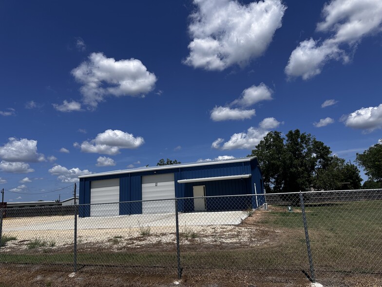 52 Crawford Dr, Victoria, TX for lease - Building Photo - Image 2 of 15