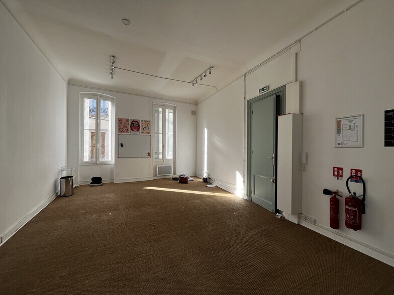 Office in Bordeaux for lease - Building Photo - Image 3 of 6