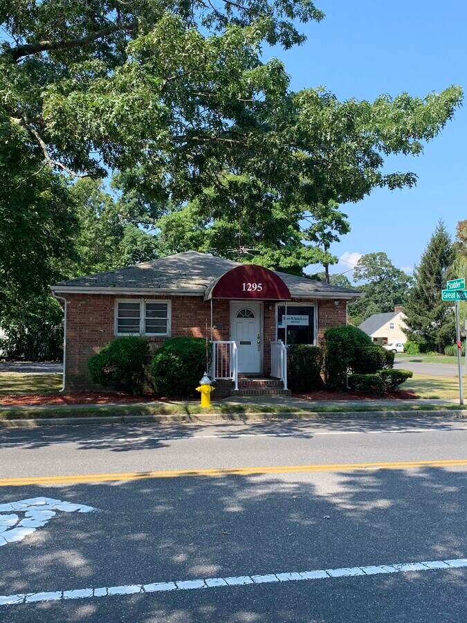 1295 Great Neck Rd, Copiague, NY 11726