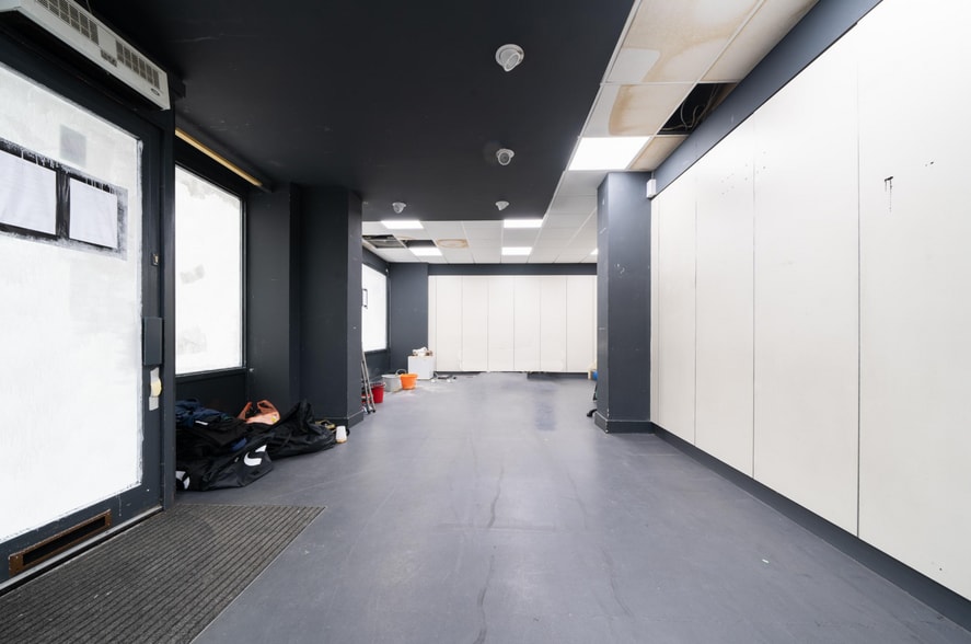 Keswick Broadway, London for lease - Interior Photo - Image 2 of 3