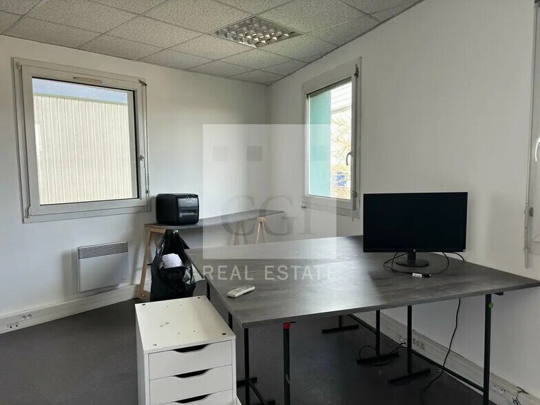 Office in Toussieu for lease - Interior Photo - Image 3 of 7