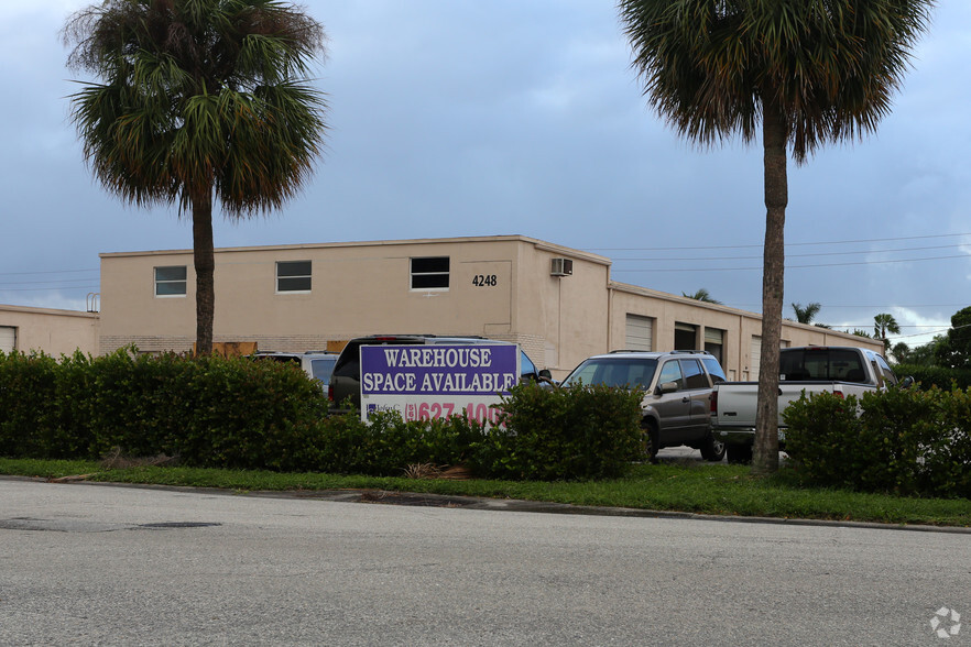 4248 Westroads Dr, West Palm Beach, FL for lease - Building Photo - Image 1 of 2