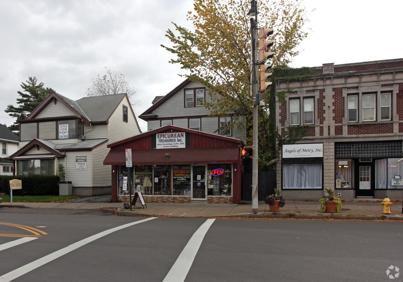 696 N Winton Rd, Rochester, NY 14609