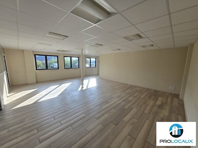 Flex in Camon for lease - Interior Photo - Image 2 of 5