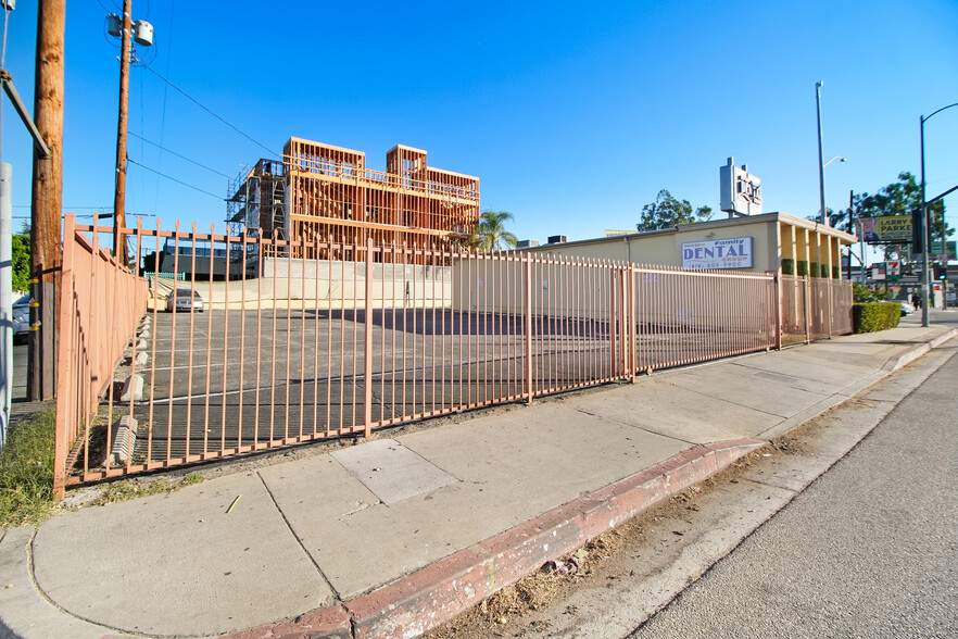 6001 Laurel Canyon Blvd, North Hollywood, CA for lease - Building Photo - Image 3 of 13