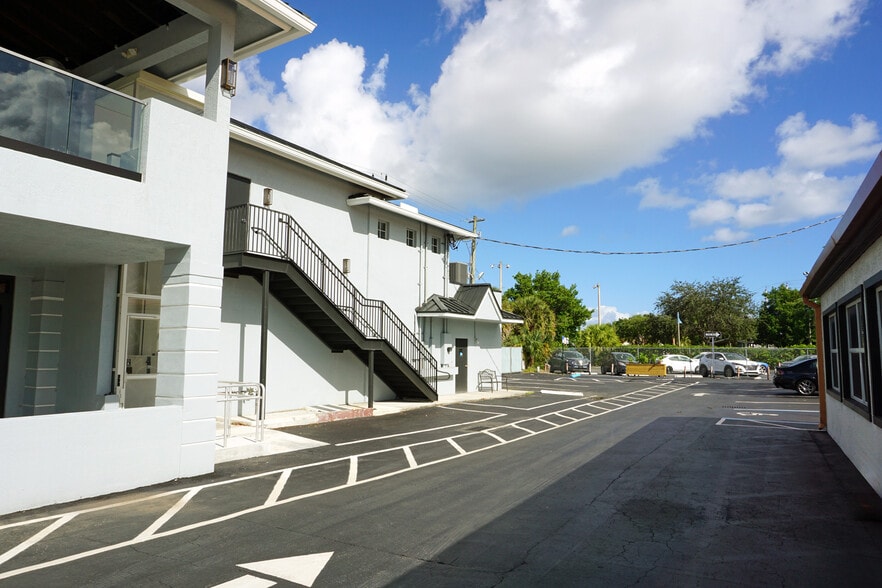 2010 Wilton Dr, Wilton Manors, FL for sale - Building Photo - Image 2 of 17