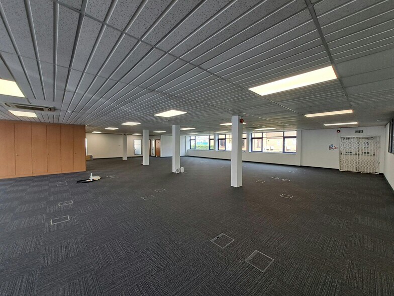 37 Gatwick Rd, Crawley for lease - Interior Photo - Image 1 of 37