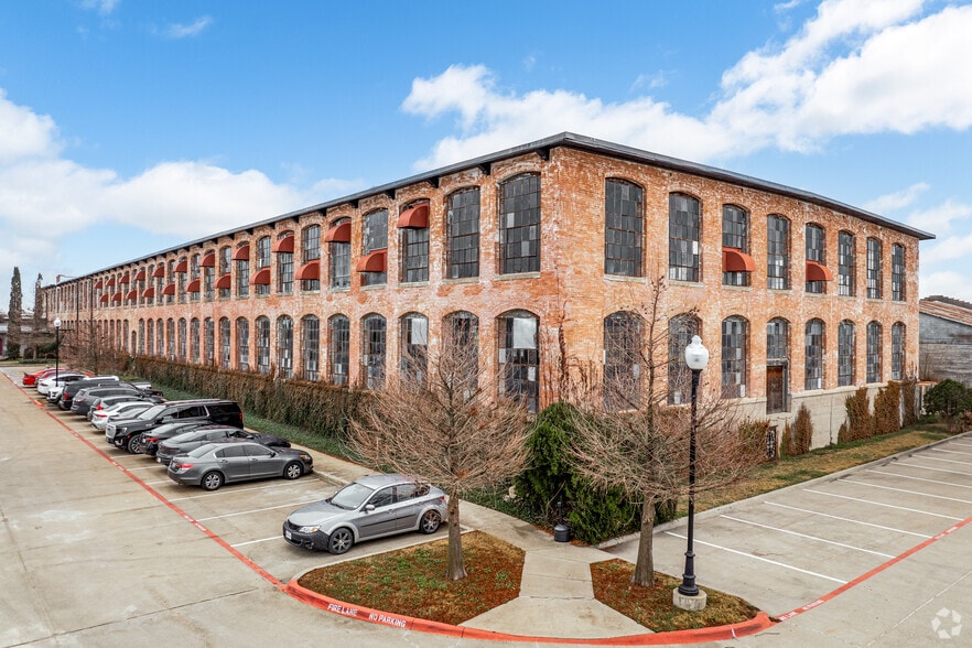 610 Elm St, McKinney, TX for lease - Building Photo - Image 1 of 22