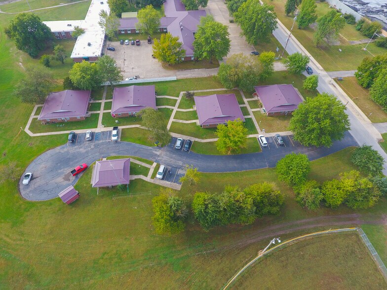 304 Fairgrounds Rd, Versailles, MO for sale - Building Photo - Image 1 of 1