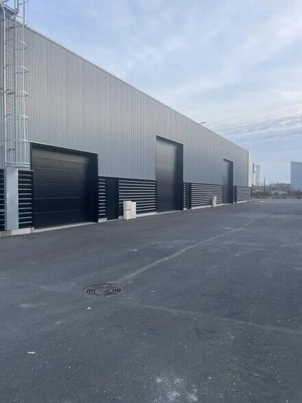 Flex in Le Havre for sale - Building Photo - Image 2 of 4