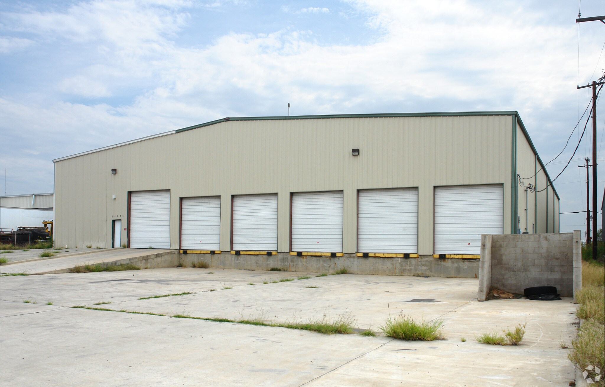 14205 Distribution Ave, Laredo, TX for sale Primary Photo- Image 1 of 1