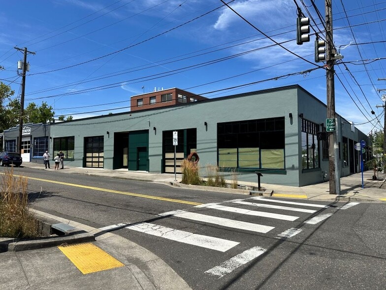 633 SE Clay St, Portland, OR for lease - Building Photo - Image 3 of 14