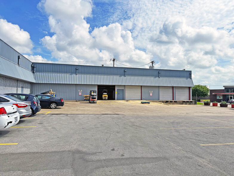 105-109 NW 13th St, Grand Prairie, TX for lease - Building Photo - Image 2 of 5