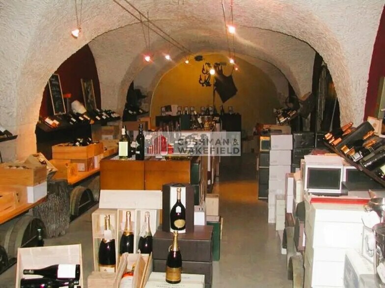 Retail in Nîmes for lease - Interior Photo - Image 2 of 3