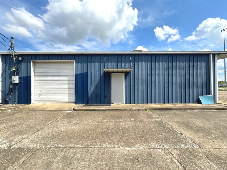 1902 W Cardinal Dr, Beaumont, TX for lease - Building Photo - Image 2 of 9