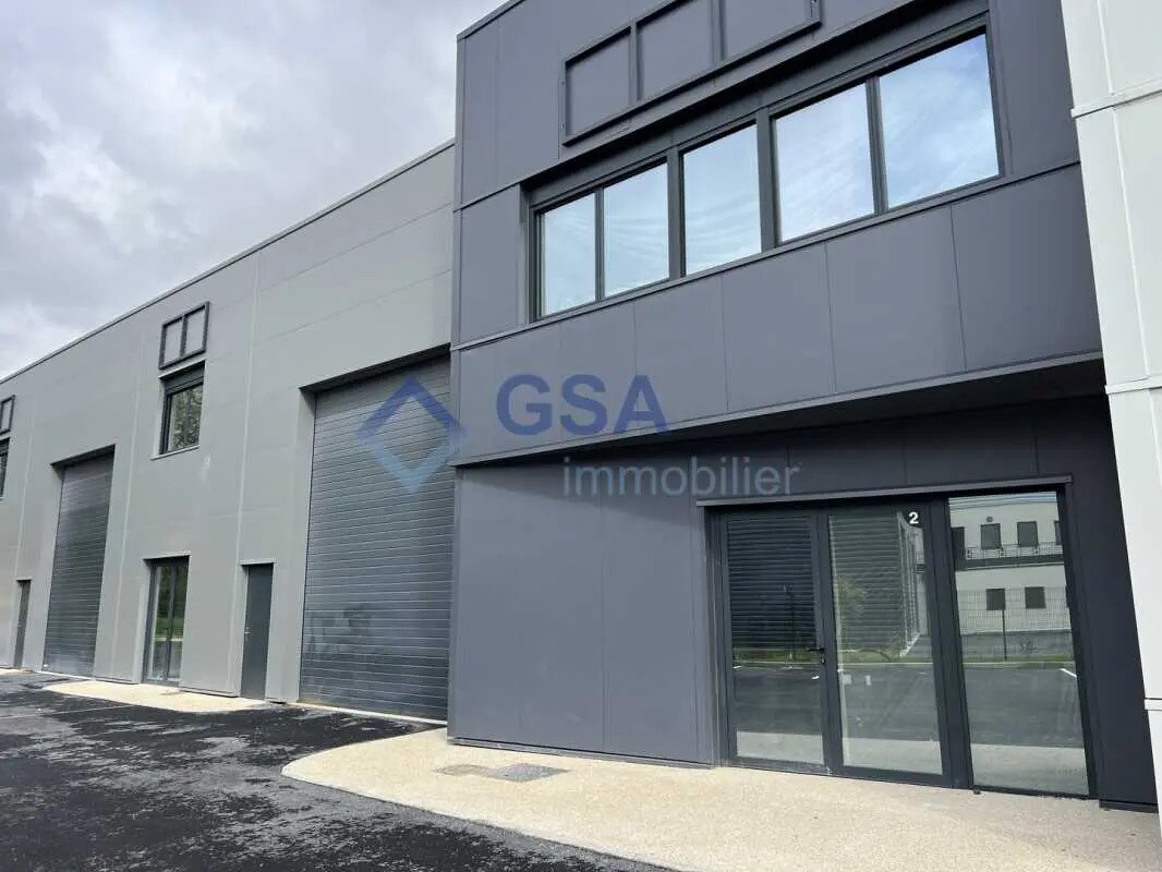 Office in Saint-Pierre-du-Perray for lease Building Photo- Image 1 of 11