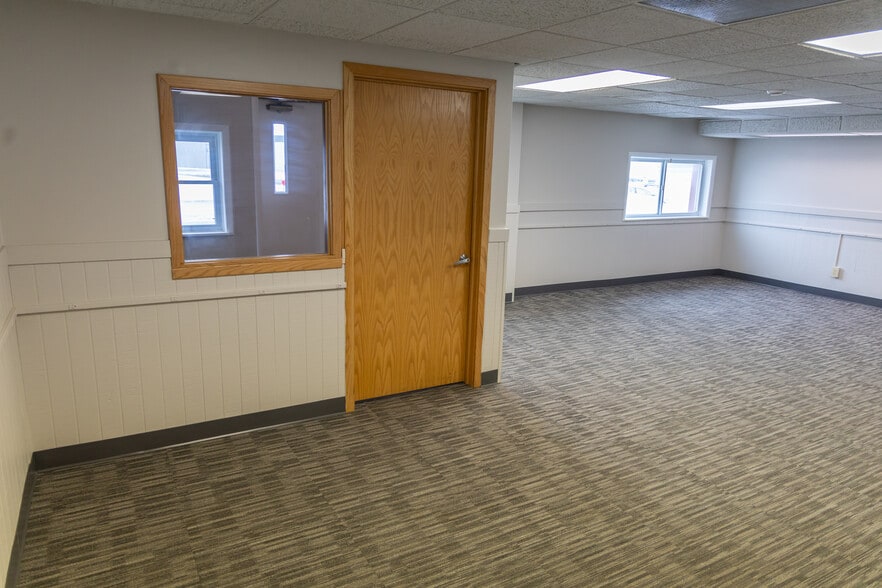 1405 Lake Lansing Rd, Lansing, MI for lease - Building Photo - Image 3 of 16