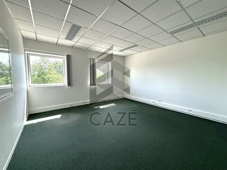 Office in Pessac for lease - Interior Photo - Image 2 of 4