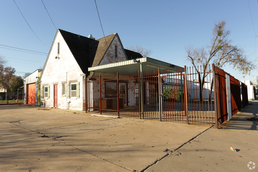 700 W Davis St, Dallas, TX for sale - Primary Photo - Image 1 of 1