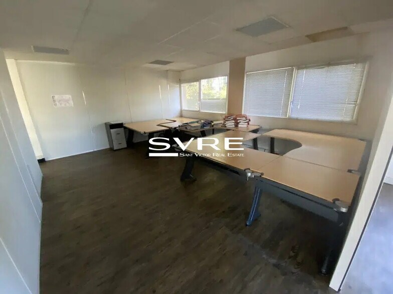 Office in Vitrolles for lease - Interior Photo - Image 2 of 4