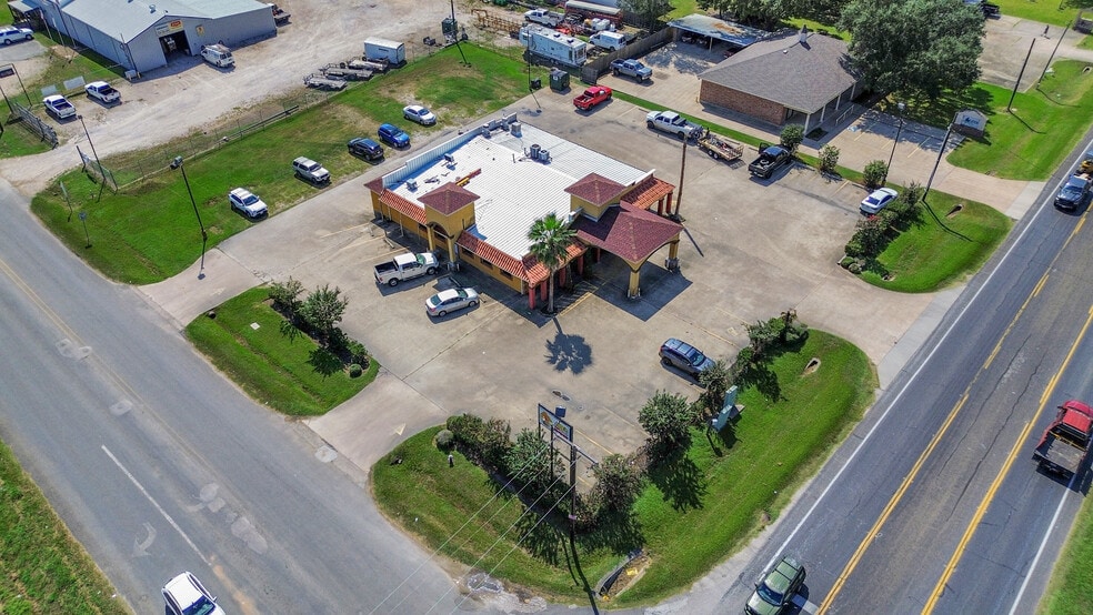 901 W Clayton St, Dayton, TX for lease - Primary Photo - Image 1 of 12