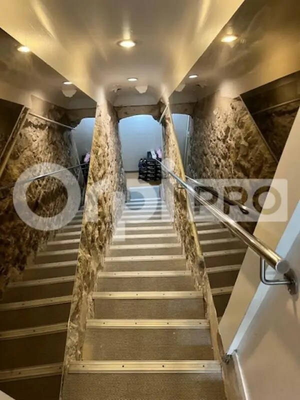 Retail in La Rochelle for lease Interior Photo- Image 1 of 2