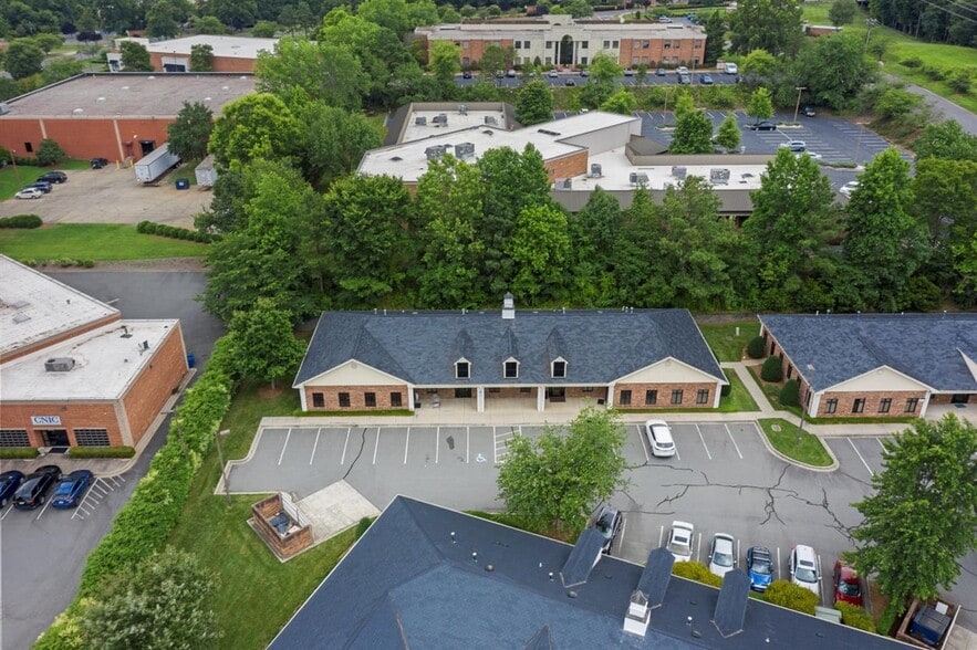 2120 Crown Centre Dr, Charlotte, NC for lease - Building Photo - Image 3 of 11