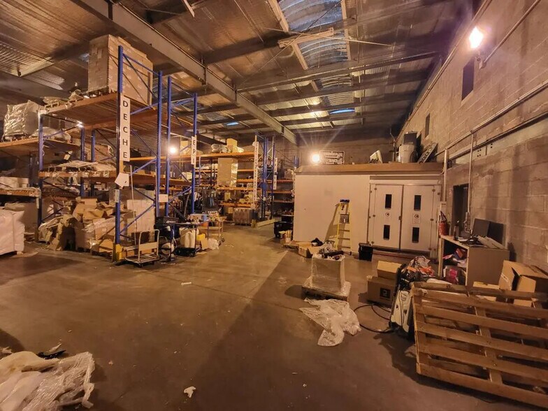 Flex in Vaulx-en-Velin for lease - Interior Photo - Image 2 of 6