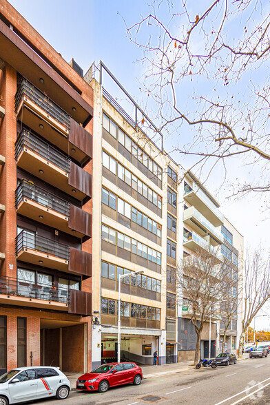 Carrer De Ramon Turró, 23, Barcelona, Barcelona for lease - Building Photo - Image 2 of 4