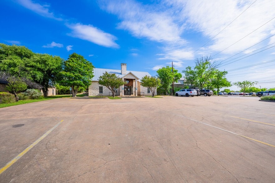 204 W Windcrest St, Fredericksburg, TX for sale - Building Photo - Image 2 of 25