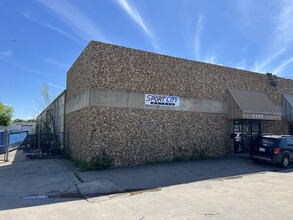 2490 Joe Field Rd, Dallas, TX for lease Building Photo- Image 2 of 5