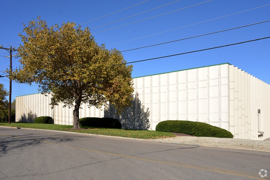 338-348 Circle Freeway Dr, Cincinnati, OH for lease - Building Photo - Image 2 of 4