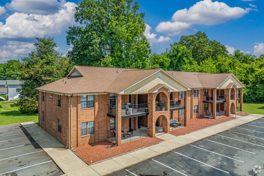 Multifamily in Elon, NC for sale - Primary Photo - Image 1 of 1