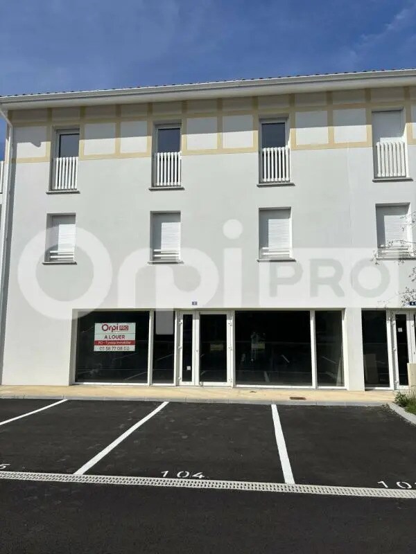 Retail in Saint-Vincent-de-Tyrosse for lease Building Photo- Image 1 of 5