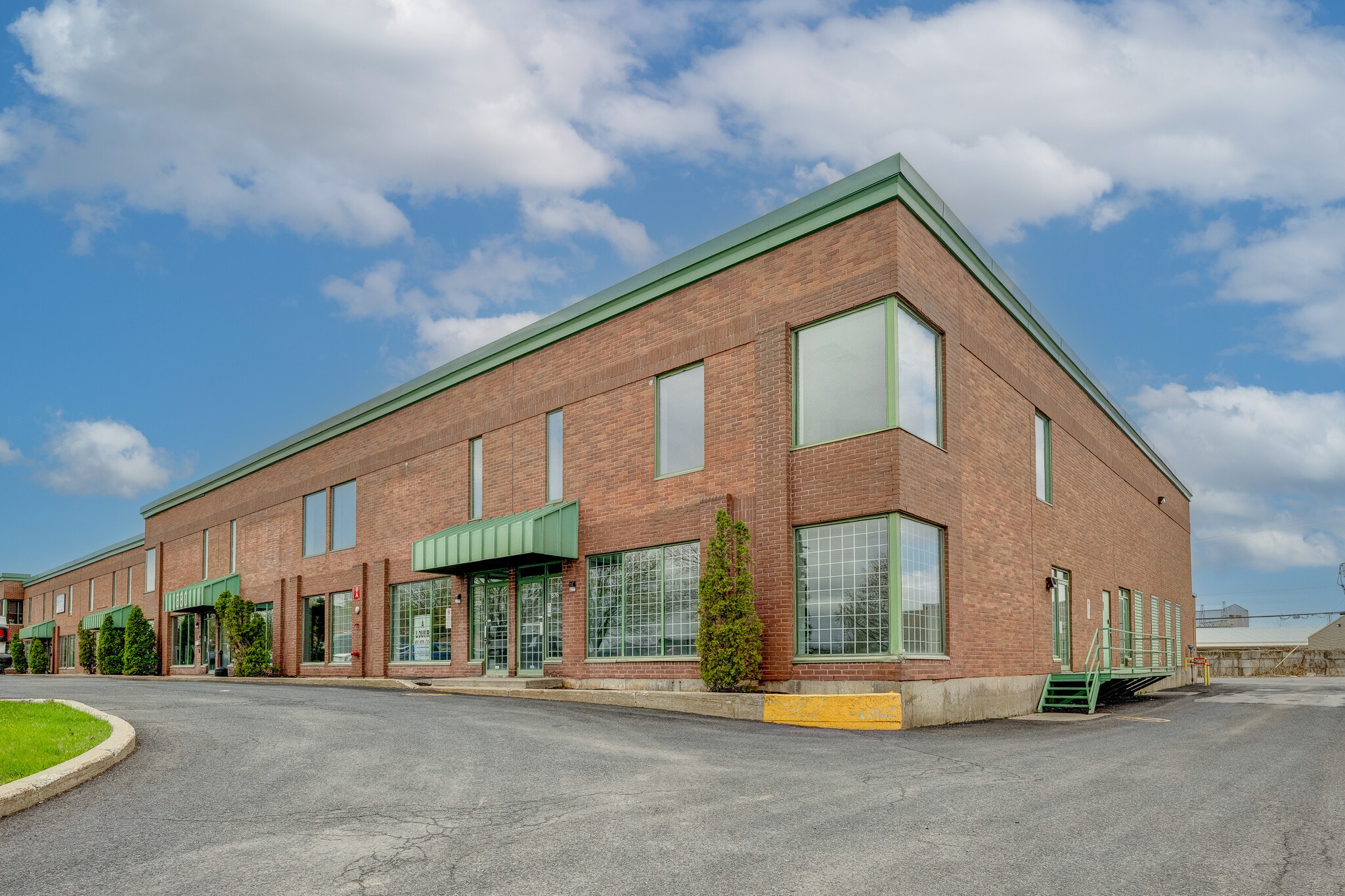 874-896 Rue Jean-Neveu, Longueuil, QC for lease Interior Photo- Image 1 of 9