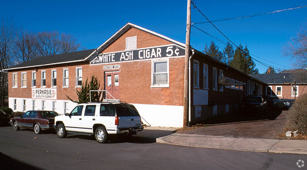 214-218 S 4th St, Perkasie, PA for lease - Primary Photo - Image 1 of 35