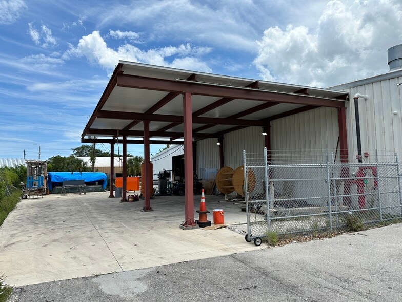 1730 Hill Ave, Mangonia Park, FL for lease - Building Photo - Image 2 of 7