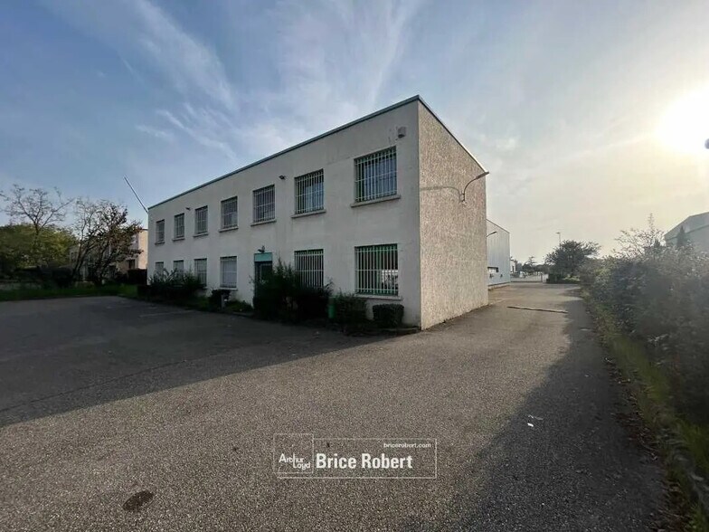 Industrial in Chassieu for sale - Building Photo - Image 1 of 6