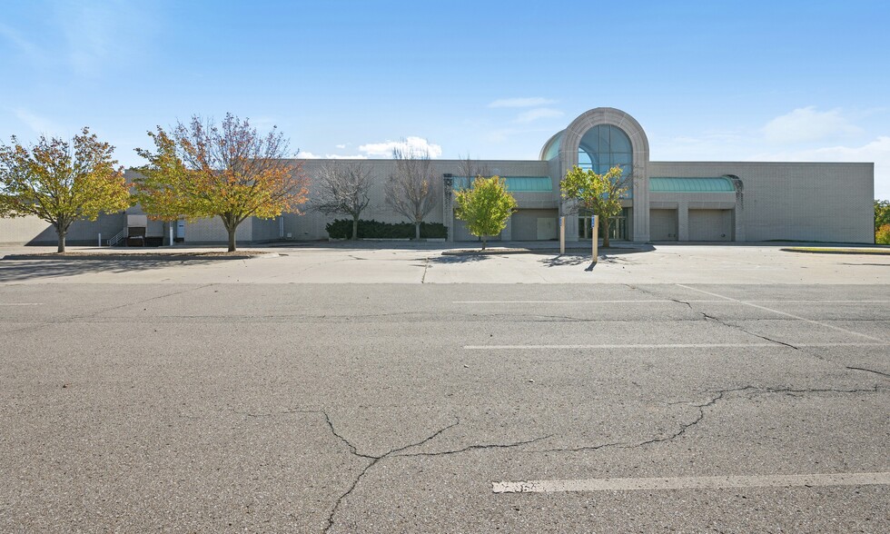 Former Sears portfolio of 6 properties for sale on LoopNet.com - Primary Photo - Image 3 of 5